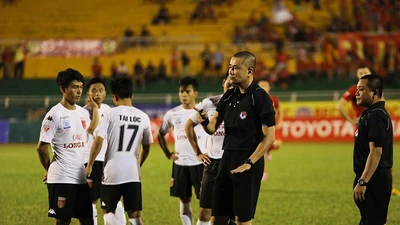 Loạn trên sân Thống Nhất: V-League hay bóng đá làng xã?