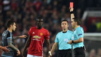 MU lâm nguy, Mourinho mắng Bailly là đồ ngốc