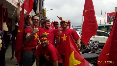 Tây - Ta ở Đà Lạt, Hội An xuống đường ủng hộ U-23 VN