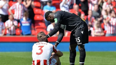 Stoke City khóc, Porto lên ngôi, Neuer chạy đua thời gian