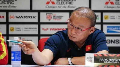 Sốt pha chỉ tay bắt bài của ông Park