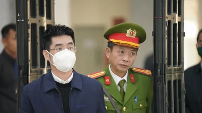 Dẫn giải cựu điều tra viên Hoàng Văn Hưng đến tòa nghe tuyên án vụ chuyến bay giải cứu