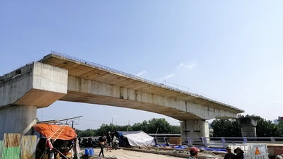 Cây cầu bảy năm chưa thể nối đôi bờ, dân chỉ được 'ngó'