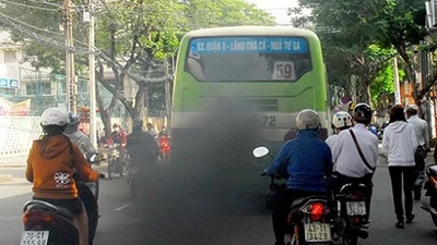 Thanh tra Sở GTVT kiểm tra khí thải tại Bến xe Miền Tây