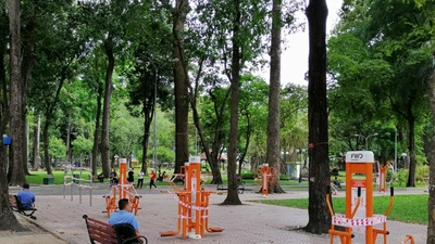 Cận cảnh công viên vắng vẻ vì COVID-19
