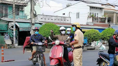 Nhiều xe máy buộc phải quay đầu tại phà Cát Lái