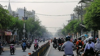 Đường sá TP.HCM tấp nập dù vẫn còn hạn giãn cách xã hội
