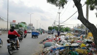 Bãi rác chình ình giữa quốc lộ 1A đoạn qua TP.HCM