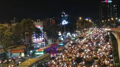 Kẹt xe nghiêm trọng ở ngã tư Hàng Xanh