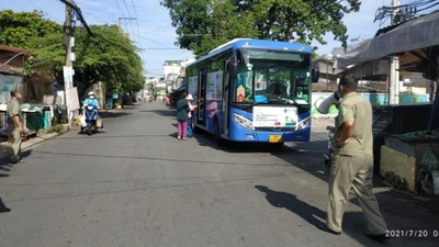 Xe buýt di động bán rau củ giá bình ổn khắp TP.HCM