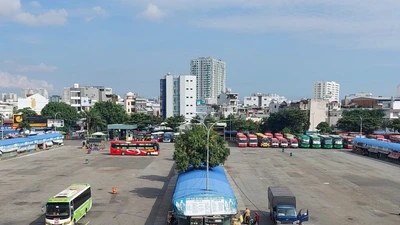 Bến xe miền Đông và miền Tây vẫn vắng khách đi lại