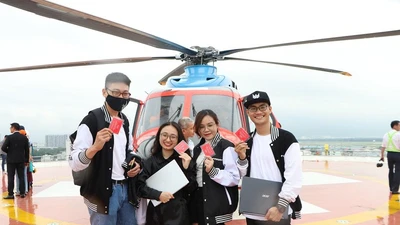 Du khách hào hứng trải nghiệm tour trực thăng ngắm TP.HCM từ trên cao đầu tiên