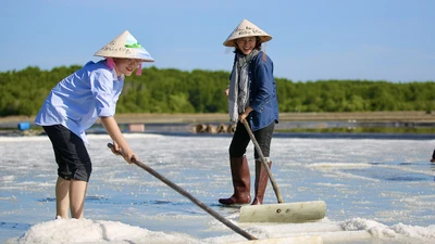 Phó Chủ tịch UBND TP.HCM: Làm du lịch phải giữ chân du khách ở lâu trong nước