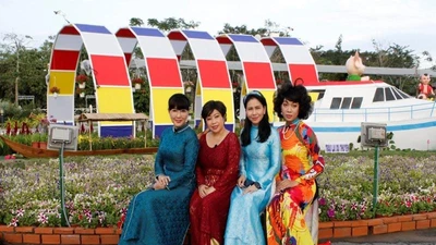 Nhóm nghệ sĩ TP.HCM 'check-in' sớm ở đường hoa Cần Thơ