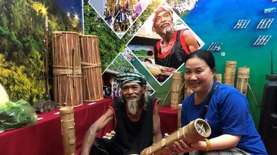 Du khách thích thú với đàn Chapi, gốm Bàu Trúc của Ninh Thuận tại Cần Thơ