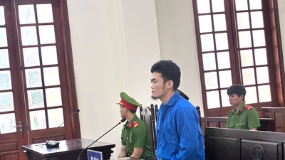 Đang nghe tuyên án vụ gây rối trật tự công cộng, lại phạm tội gây rối trật tự phiên tòa