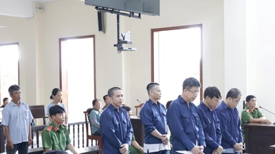 1 cựu công chứng viên bị truy tố trong vụ lừa đảo bán đất bằng sổ hồng giả