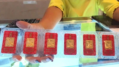 Giá vàng 'nội' leo dốc nhưng có người sắp hòa vốn, kẻ lỗ nặng
