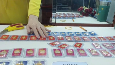 Vàng trong nước lên đỉnh mới, nhà đầu tư ‘đu đỉnh’ vẫn chờ hòa vốn