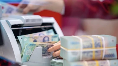 Lãi suất đảo chiều đi lên: Người vay tiền 'nín thở'