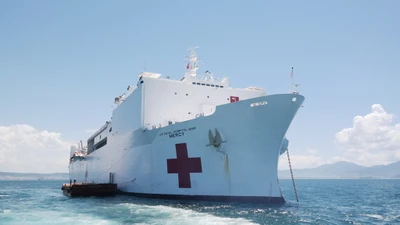 Tàu bệnh viện khổng lồ của Hải quân Mỹ cập cảng Đà Nẵng