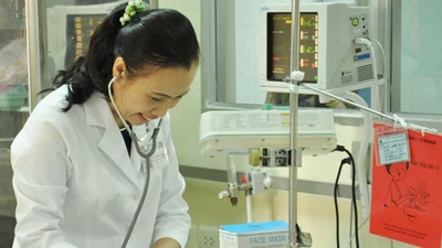 Bé sơ sinh bị đâm vào đầu đã hồi phục ngoạn mục