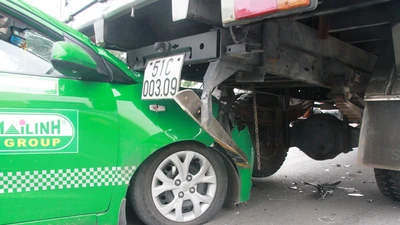 Clip: Tránh người bị ngã, taxi húc đuôi xe tải