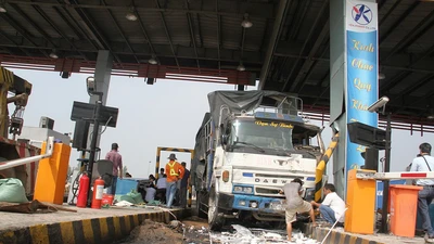 Ô tô tông sập 2 cabin tại trạm thu phí trên cao tốc Trung Lương