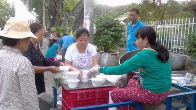 3 chị em và nồi cháo miễn phí trước cổng bệnh viện