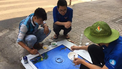 Ngỡ ngàng nắp cống được thay áo mới đầy màu sắc