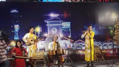 Phố đi bộ náo nhiệt với biểu diễn Nghệ thuật đường phố