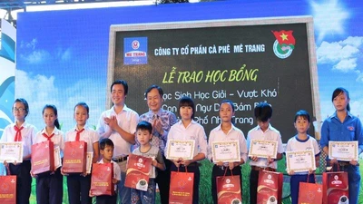 Trao học bổng, tặng xe đạp cho con em ngư dân 