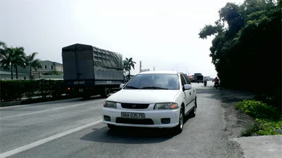 Rùng mình ô tô, xe máy, ba gác vô tư chạy ngược chiều trên quốc lộ 