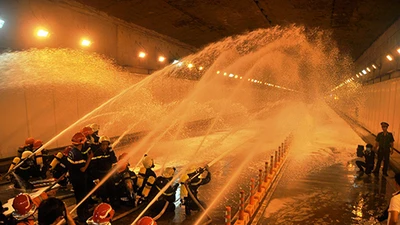 Hàng trăm người diễn tập chữa cháy đường hầm sông Sài Gòn