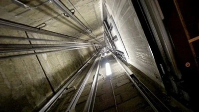 Tựa cửa thang máy, nam sinh viên rơi từ lầu 6 tử vong