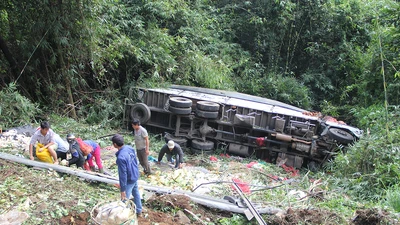 Ô tô rơi xuống vực trên đèo Bảo Lộc