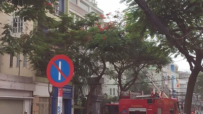 Cứu 11 người trong đám cháy ở trung tâm TP.HCM