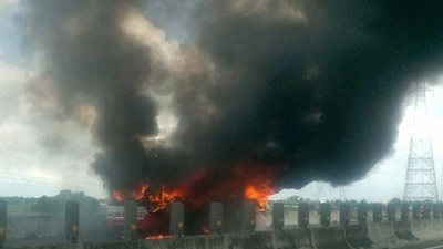 Xe khách đang chạy cháy rụi trên cao tốc Trung Lương