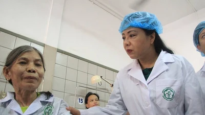 Bộ trưởng Y tế thăm bệnh nhân vụ chạy thận ở Hòa Bình