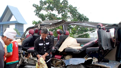2 xe khách tông nhau, 16 người chết và trọng thương