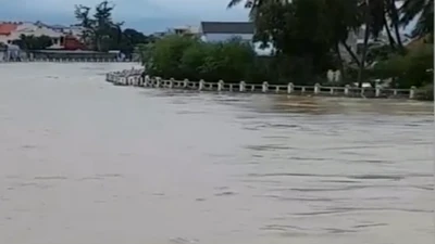 Lũ đang lên nhanh ở miền Trung