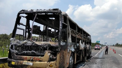 Xe giường nằm bị cháy rụi trên cao tốc Trung Lương