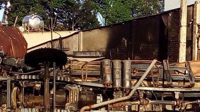 Xe bồn chở dầu lao vào nhà dân bốc cháy, 6 người chết