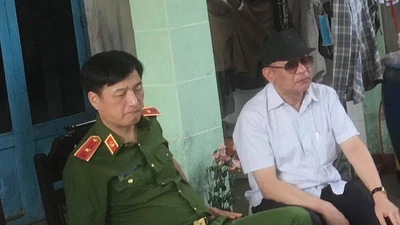 Thứ trưởng Công an đến hiện trường chỉ đạo vây bắt kẻ nổ súng