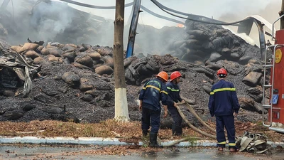 Kho chứa gần 15.000 tấn hạt điều bốc cháy dữ dội