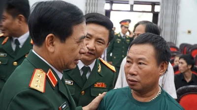 Tướng Phan Văn Giang nghẹn ngào tại buổi họp báo 13 liệt sĩ 