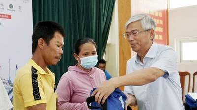 Chương trình 'Cùng ngư dân thắp sáng đèn trên biển' trao quà cho bà con huyện Cần Giờ