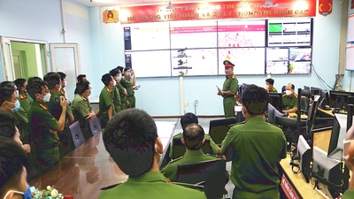 Hệ thống tiếp nhận thông tin khẩn cấp qua ứng dụng Help 114 tại Trung tâm chỉ huy 114 thuộc Phòng PC07. Ảnh: NGUYỄN TÂN