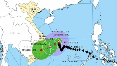 Bão số 15 di chuyển rất chậm, gây sóng lớn ven bờ Đà Nẵng – Khánh Hòa