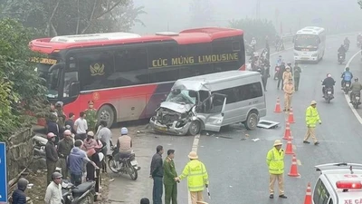 Hiện trường xe 16 chỗ tông xe giường nằm làm 1 người chết, 5 người bị thương
